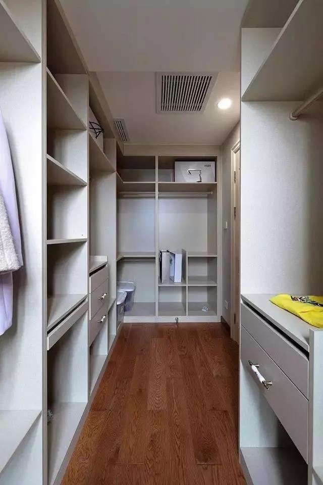 簡美風格復(fù)式樓衣帽間裝修效果圖
