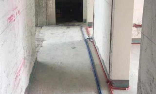 水電管排布引發(fā)分歧，師傅說(shuō)維修方便，業(yè)主卻要推翻重來(lái)